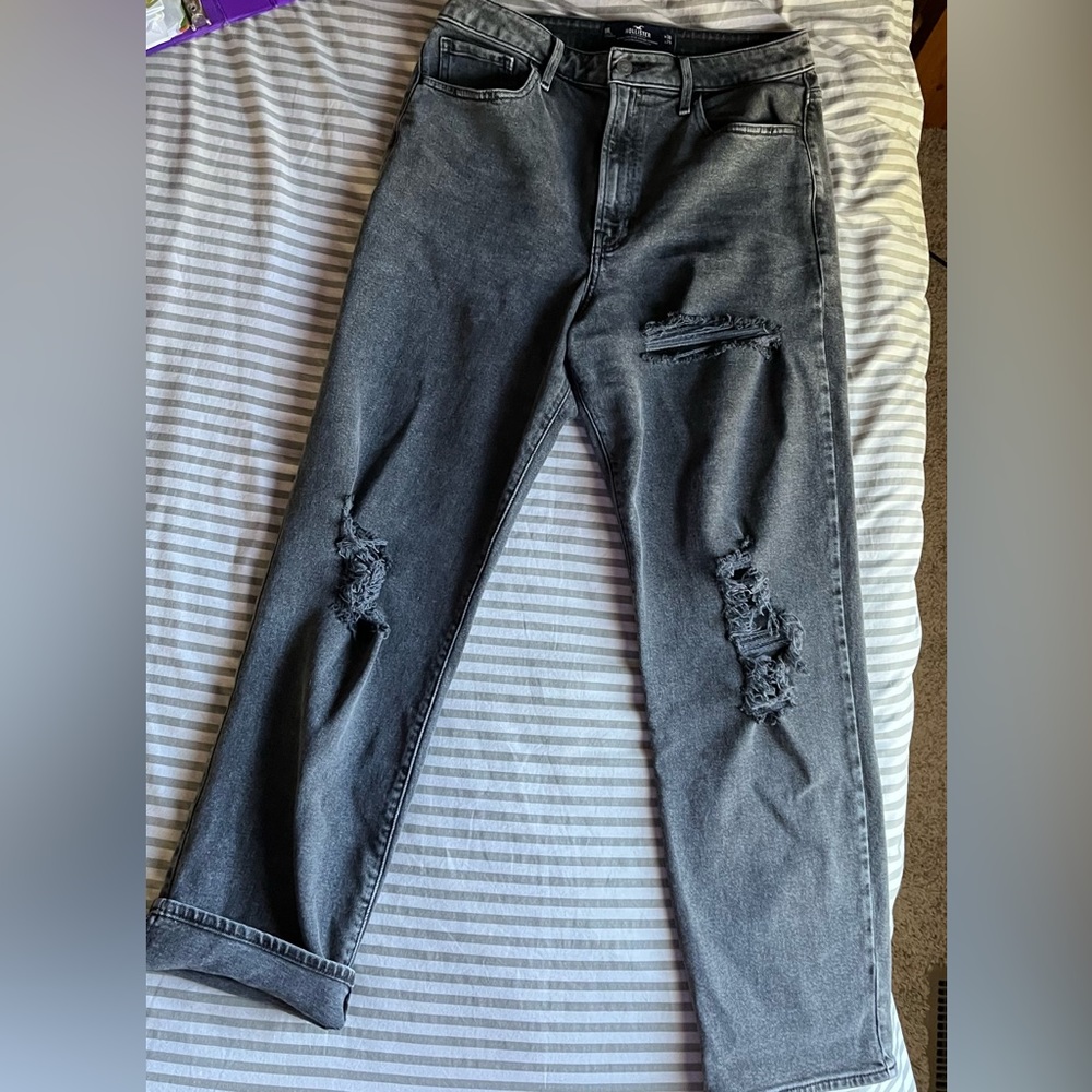 Women’s American Eagle Distressed jean. Size 11 relaxed- loose look. Very fun!